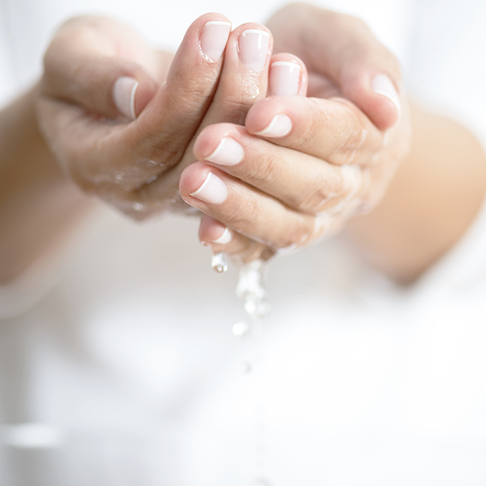 Nainen pesee käsiä